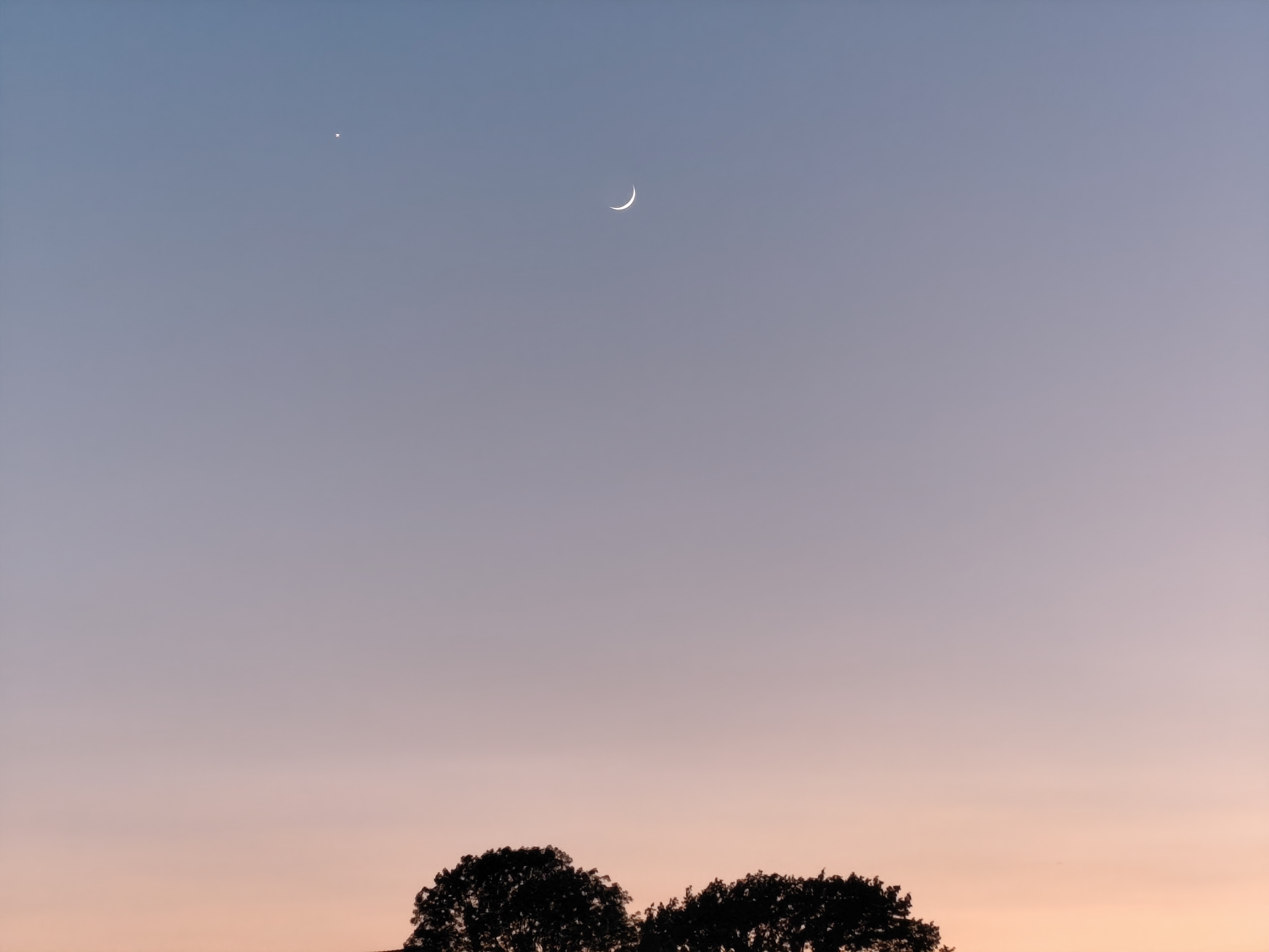 Mond am frühen Abend